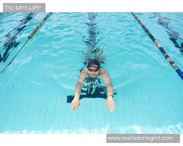 泳池争锋燃激情 激烈赛事点燃水上风采 展现运动员极限挑战